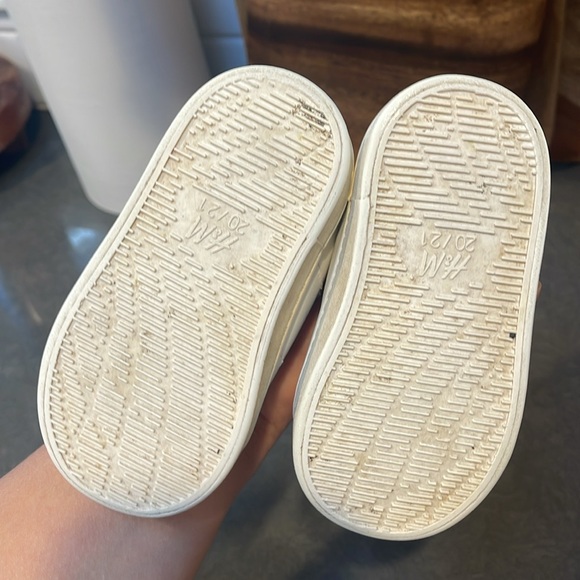 H & M Velcro sneakers size 4-5 - Picture 3 of 6